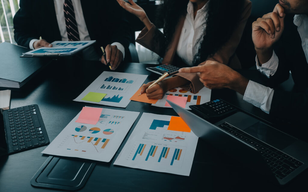 Equipe de gestão analisando indicadores e dados para transformar metas estratégicas em ações e resultados.