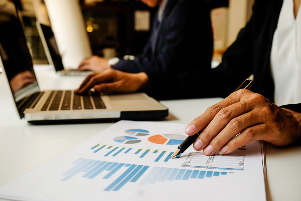 Equipe analisando gráficos e dados financeiros para acompanhar despesas, resultados e decisões de gestão.